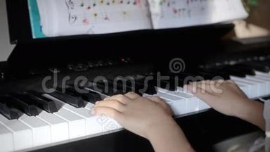 钢琴课幼儿游戏.
